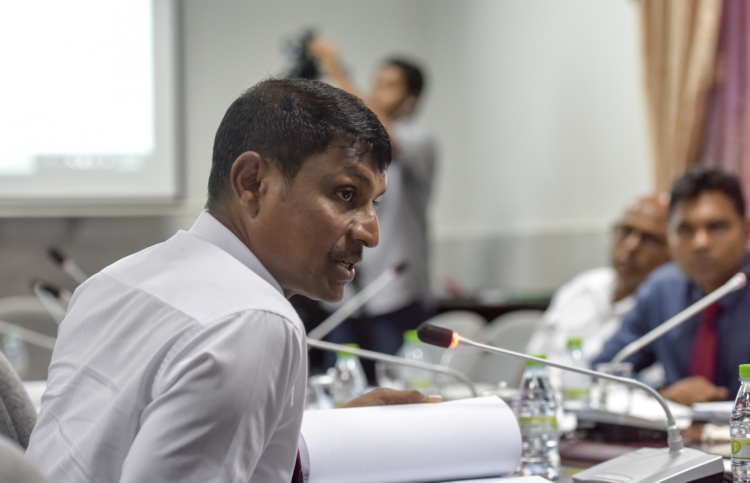 މަޖިލީހުގެ މާލިއްޔަތު ކޮމިޓީގައި ވިލުފުށީ ދާއިރާގެ މެމްބަރު ރިޔާޒް މިއަދު ވާހަކަދައްކަވަނީ. ފޮޓޯ: ނިޝާން އަލީ /މިހާރު