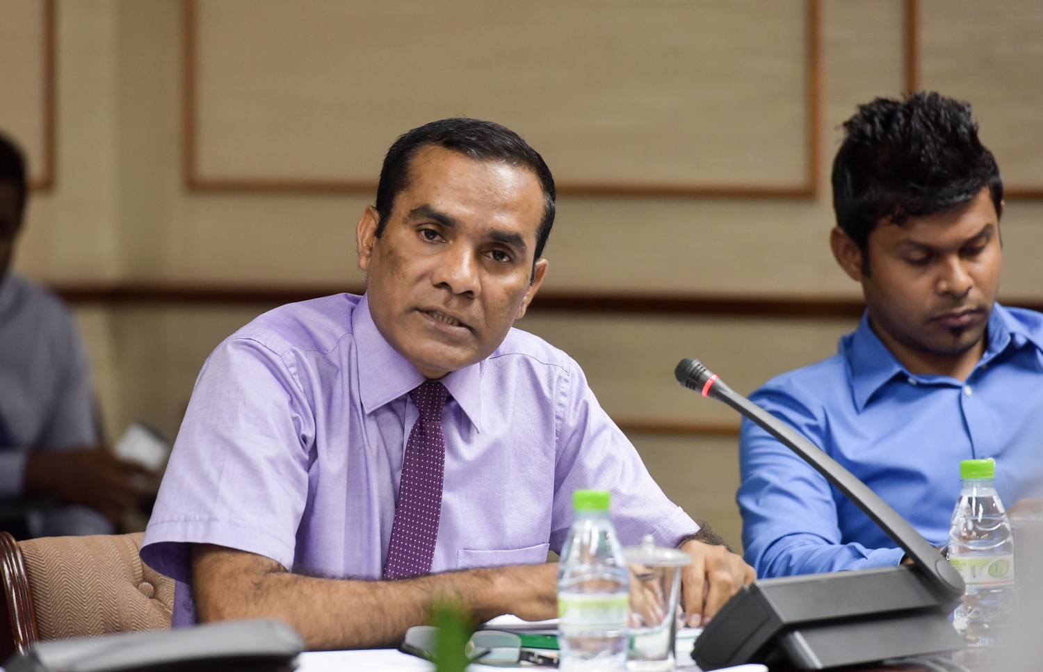 މަޖިލިހުގެ ކޮމިޓީއެއްގައި މެމްބަރު ޖައުފަރު ވާހަކަ ދައްކަވަނީ: އޭޑީސީގެ ގޮތުގައި ދިވެހިންގެ އަތުން 25 ޑޮލަރުގެ ބަދަލުގައި 12 ޑޮލަރު ނަގަން މަޖިލިހުން ފާސްކުރީ ރައީސް ޔާމީންގެ އިރުޝާދުގެ ދަށުން ކަމަށް މަޖިލިހުގައި ވިދާޅުވި.---ފޮޓޯ: ނިޝާން އަލީ/ފައިލް ފޮޓޯ