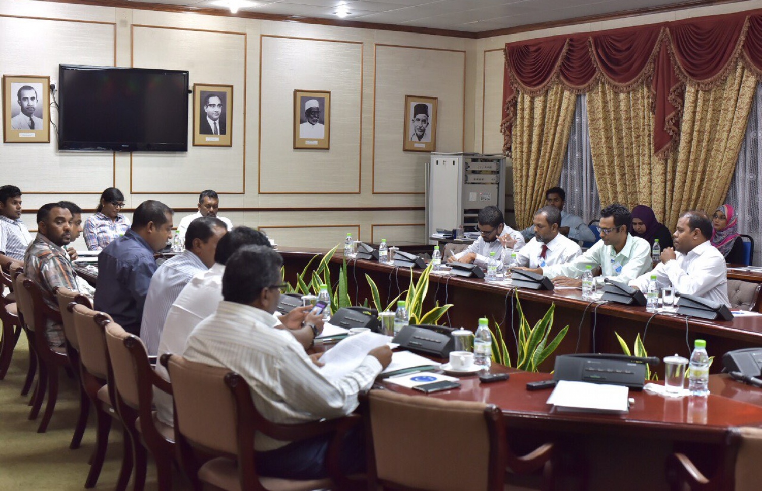 ހިޔާލު ފާޅުކުރުމުގެ މިނިވަންކަން ހުއްޓުވާ ބިލް ދިރާސާ ކުރާ ކޮމެޓީގެ ބައްދަލުވުމުގައި "މިހާރު" ނޫހުގެ އިސް ބޭފުޅުން ބައިވެރިވެވަޑައިގަންނަވަނީ. މި ބިލު އަބުރާ ގެންދިއުމަށް "މިހާރު" ނޫހުން ވަނީ ގޮވާލާފައި.--- ފޮޓޯ: މުހައްމަދު ޝަރުހާން/ މިހާރު