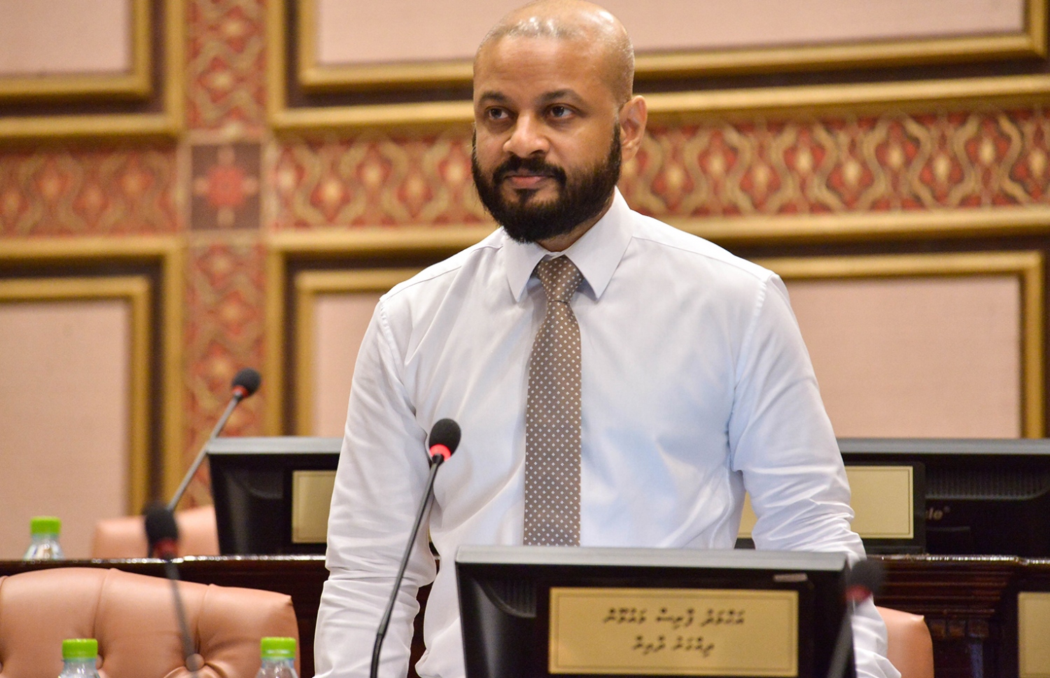 ދިއްގަރު ދާއިރާގެ ޕީޕީއެމްގެ މެމްބަރު އަހުމަދު ފާރިސް މައުމޫން ރައްޔިތުންގެ މަޖިލިހުގެ ޖަލްސާއެއްގައި ވާހަކަ ދައްކަވަނީ. މަސީހުގެ އިތުބާރު ނެތް ކަމުގެ ވޯޓާ އެކު ނިކުމެވަޑައިގަތީ އެއީ ކޮންމެހެން ކުރަން ޖެހޭ ކަމަކަށް ވާތީ ކަމަށް ވިދާޅުވި.---ފޮޓޯ: މަޖިލިސް