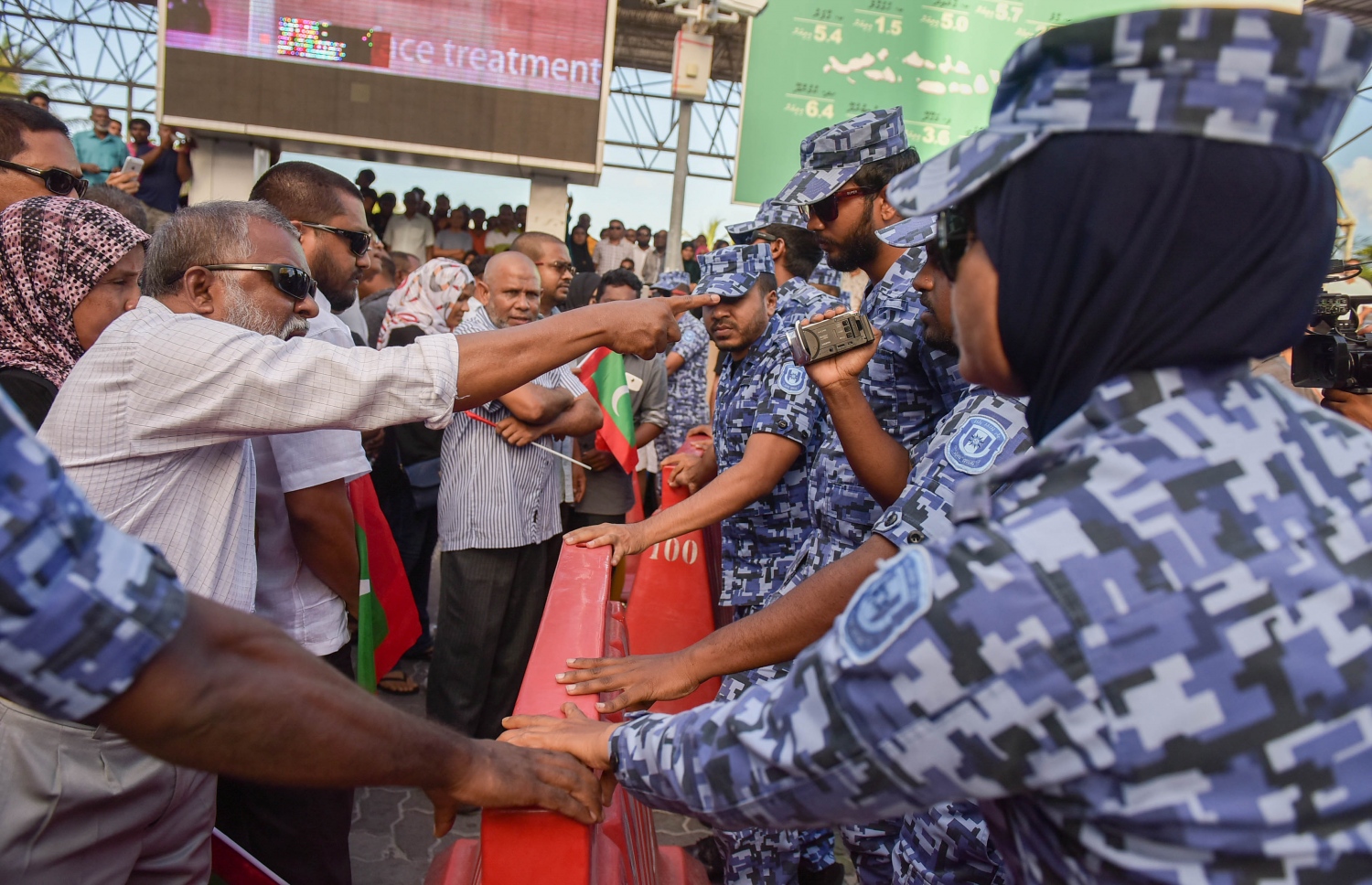 އިދިކޮޅު ފަރާތްތަކުން މާލޭގައި ބޭއްވި މުޒާހަރާއެއް ފުލުހުން ހުއްޓުވަނީ: މިހާރު މުޒާހަރާކުރުން މަނާ --ފޮޓޯ: މުހައްމަދު ޝަރުހާން/މިހާރު