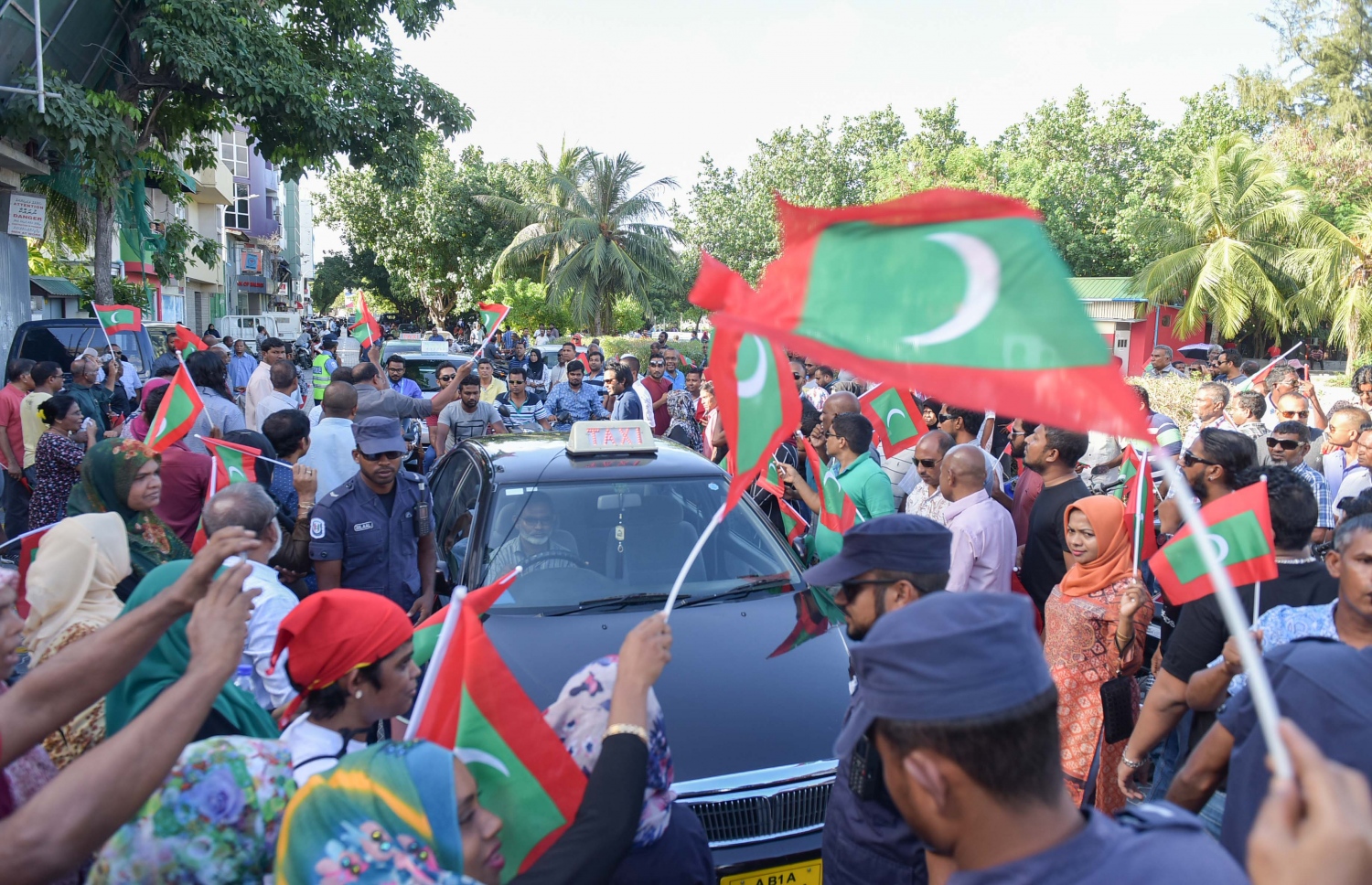 މުޒާހަރާގައި ފުލުހުން ހަރަކާތްތެރިވަނީ: މާ ބޮޑު ހަމަނުޖެހުމެއް ނުހިނގާ --މިހާރު ފޮޓޯ/މުހައްމަދު ޝަރުހާން