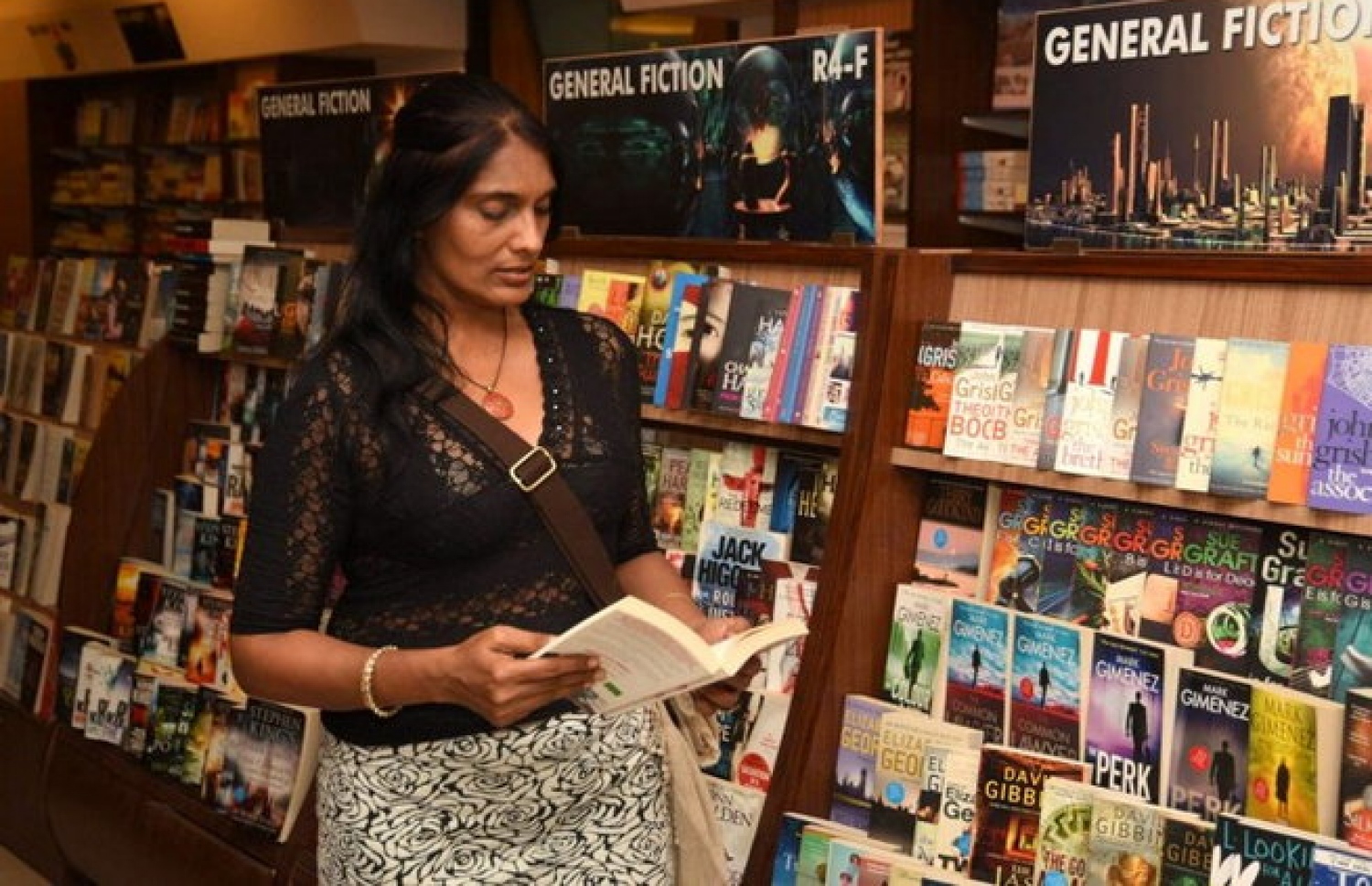 އަނޫ އޭނާގެ ބައޮގޮރަފީ އަށް ބަލަހައްޓައިގެން