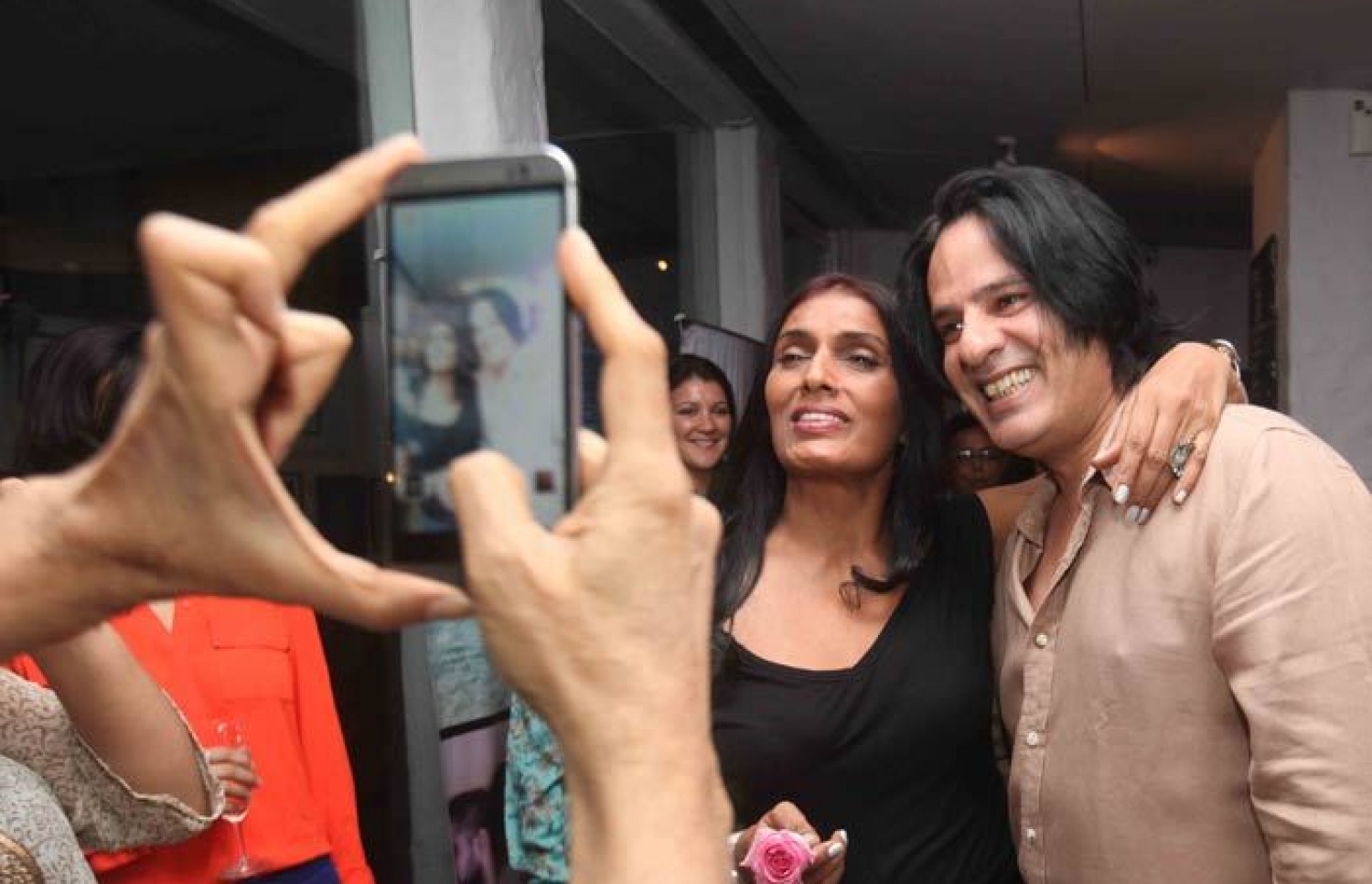 "އާޝިގީ"ގެ ބަތަލު ރާހޫލް ރޯއީ އާއި އަނޫ ފޮޓޯއަކަށް ނަގަނީ