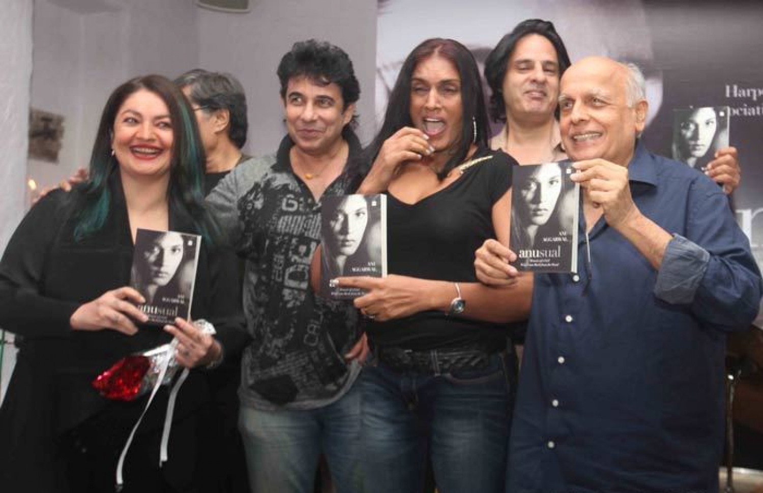 އަނޫގެ ބައޮގްރަފީ ނެރުމުގެ ހަފުލާގައި "އާޝިގީ"ގެ އެކްޓަރުނާއި ޑައިރެކްޓަރު މަހޭޝް ބަޓް އަދި ޕޫޖާ ބަޓް (ވ)