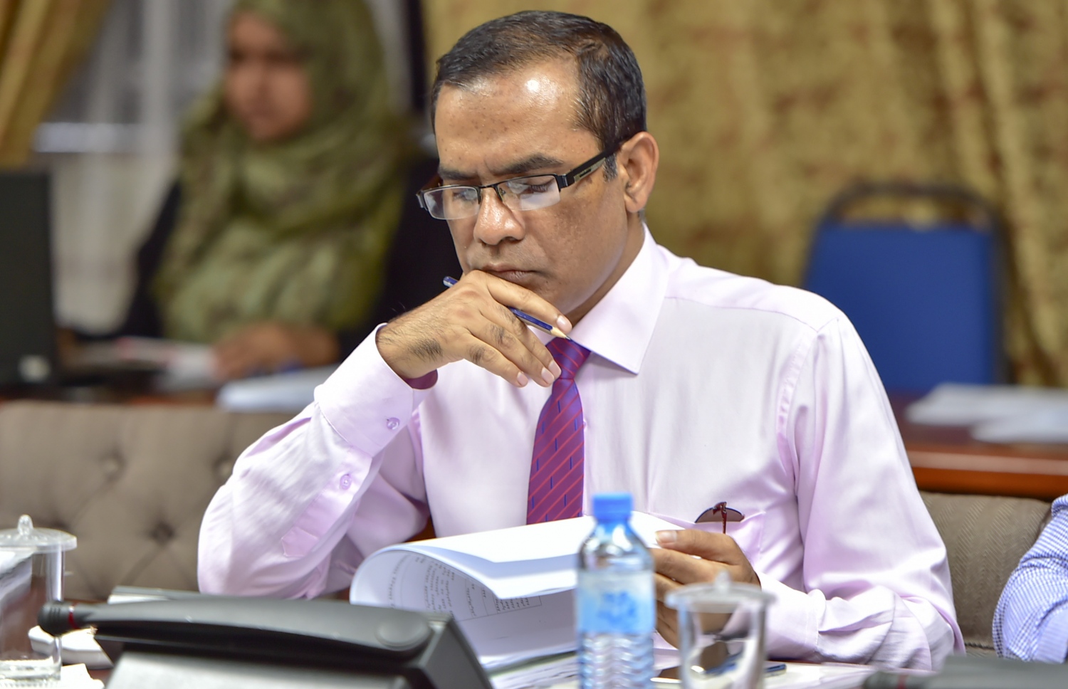 އަބުރުގެ ބިލު މަޖިލީހަށް ހުށަހެޅުއްވި ޖައުފަރު ކޮމެޓީގެ މިއަދުގެ ބައްދަލުވުމުގައި. ބިލަށް ބައެއް އިސްލާހުތައް ގެނައިއިރު، ނޫސްވެރިންގެ ކަންބޮޑުވުންތަކަށް ހައްލެއް ނުގެނޭ. - ފޮޓޯ: މުހައްމަދު ޝަރުހާން/ މިހާރު