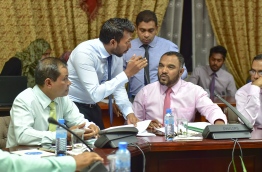 ކެލާ ދާއިރާގެ މެމްބަރު އަލީ އާރިފް، މަޖިލިހުގެ މުވައްޒަފަކާ ވާހަކަ ދައްކަވަނީ: މިނިވަން ހިޔާލު ހުއްޓުވާ ބިލް ކޮމިޓީން ފާސްކުރީ އޭނާ ހުށަހެޅުއްވި ގޮތަށް