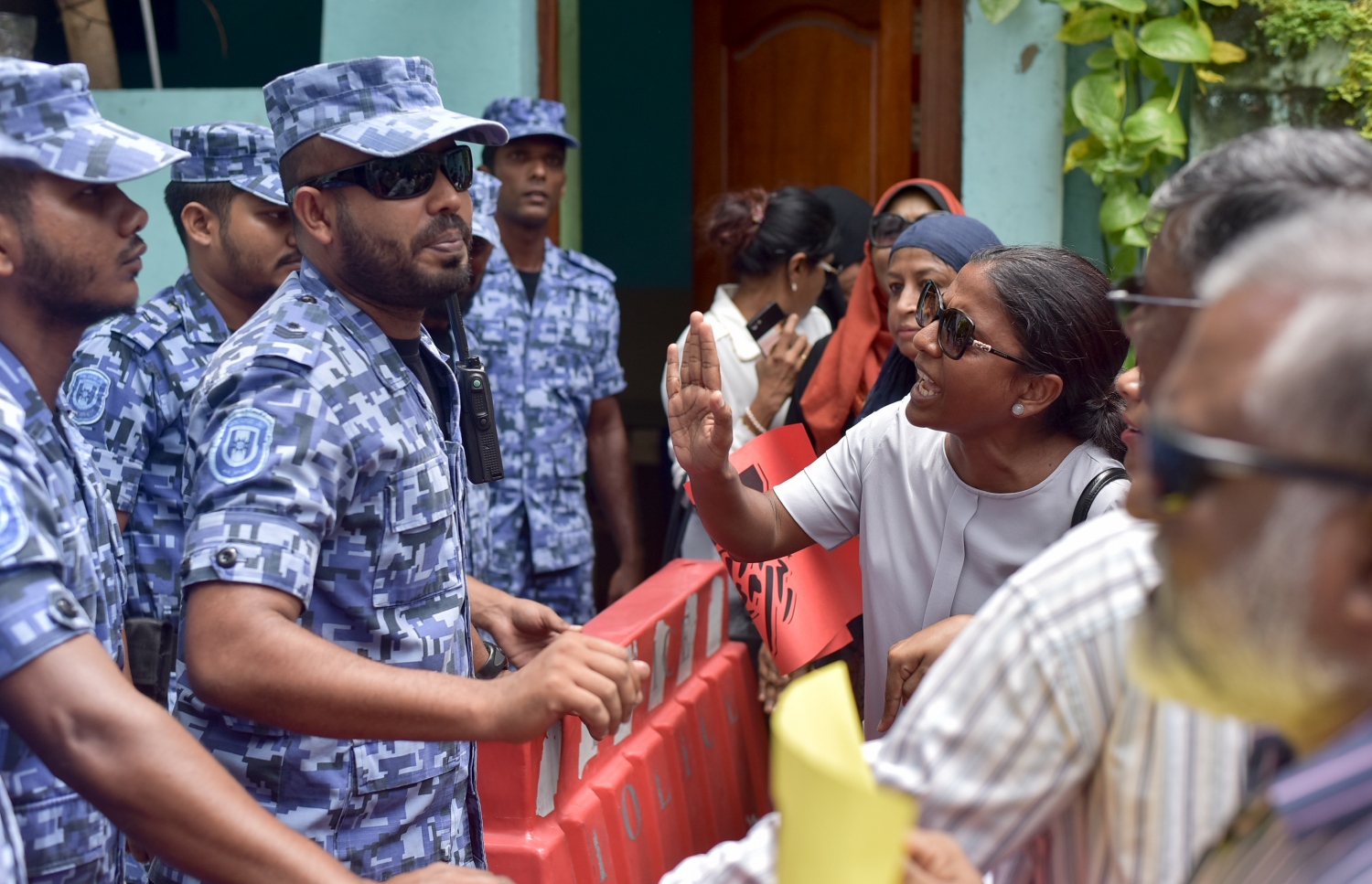 އެމްޑީޕީ ސަޕޯޓަރުންތަކެއް މުޒާހަރާ ކުރާއިރު، ފުލުހުން ހަރަކާތްތެރިވަނީ. އެއްވެ އުޅުން ހަނި ކުރަން ގާނޫނަށް ވަނީ އިސްލާހު ހުށަހަޅާފައި..-- ފޮޓޯ: ނިޝާން އަލީ/ މިހާރު