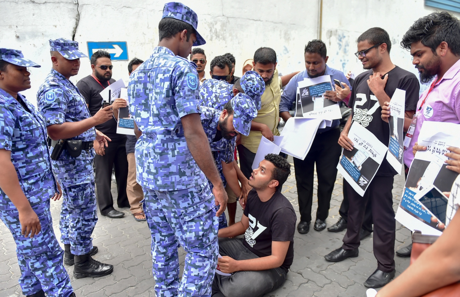 ހިޔާލު ފާޅު ކުރުން ހުއްޓުވާ ބިލަށް ވޯޓު ނުދޭން ގޮވާލައި ނޫސްވެރިން މިދިޔަ އަހަރު މަޖިލިސް ދޮށަށް ދިއުމުން ފުލުހުން އެކަމަށް ހުރަސްއަޅައި ފަހަތަށް ޖައްސަނީ. --މިހާރު ފައިލް ފޮޓޯ