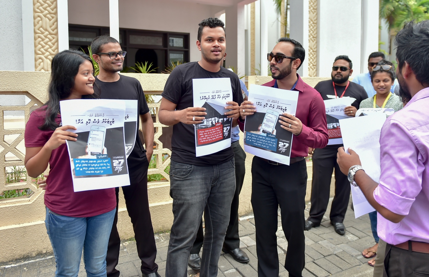 ހިޔާލު ފާޅު ކުރުން ހުއްޓުވާ ބިލަށް ވޯޓު ނުދޭން ނޫސްވެރިން ގޮވާލަނީ. --ފޮޓޯ: މުހައްމަދު ޝަރުހާން