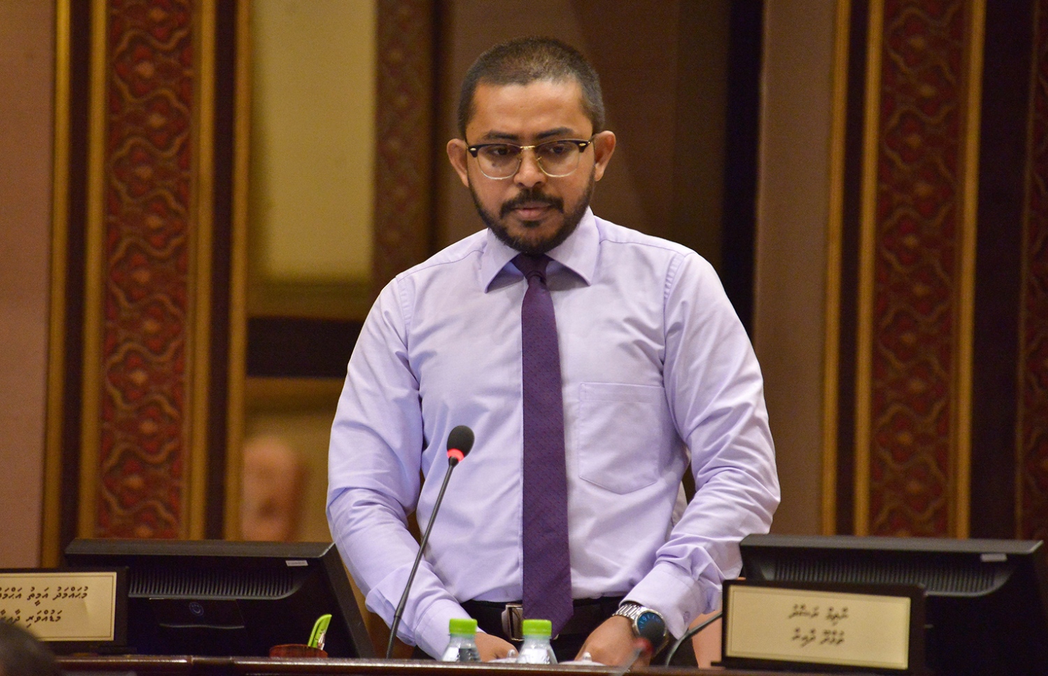 މަޑުއްވަރީ ދާއިރާގެ ޕީޕީއެމްގެ މެމްބަރު މުހައްމަދު އަމީތު މަޖިލިހުގެ ޖަލްސާއެއްގައި ވާހަކަ ދައްކަވަނީ: އެއްވެ އުޅުން ހަނިކުރާ އިސްލާހަށް މަޖިލިހުގައި މިއަދު ވޯޓަށް އެހިއިރު އޭނާ މަޖިލިހަށް ވަޑައެއް ނުގަންނަވާ.---ފޮޓޯ: މަޖިލިސް