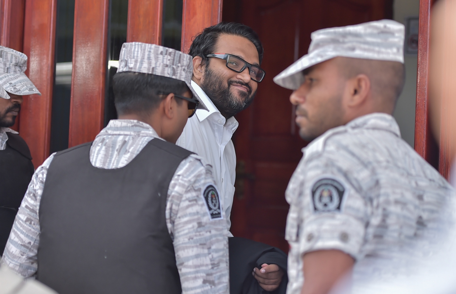 ކްރިމިނަލް ކޯޓުގައި އޮތް ޝަރީއަތަކަށް އަދީބު ހާޒިރުކުރަނީ.---މިހާރު ފައިލް ފޮޓޯ