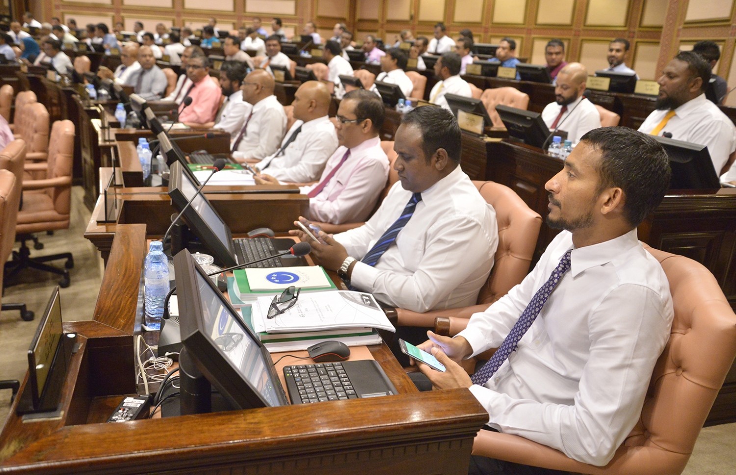 މަޖިލީހުގެ އިއްޔެގެ ޖަލްސާގައި މެމްބަރުން ބައިވެރިވެވަޑައިގަންނަވަނީ. މަޖިލީހުގައި މިހާރު ތިއްބަވަނީ 85 މެމްބަރުން. - ފޮޓޯ: މަޖިލިސް