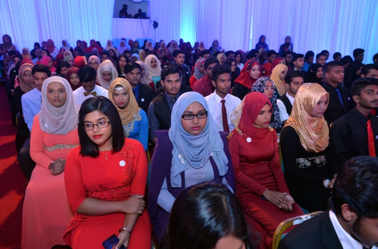 ހަފުލާގައި އެވޯޑް ދޭނީ ގަދަ ތިނަކަށް އެކަނި!