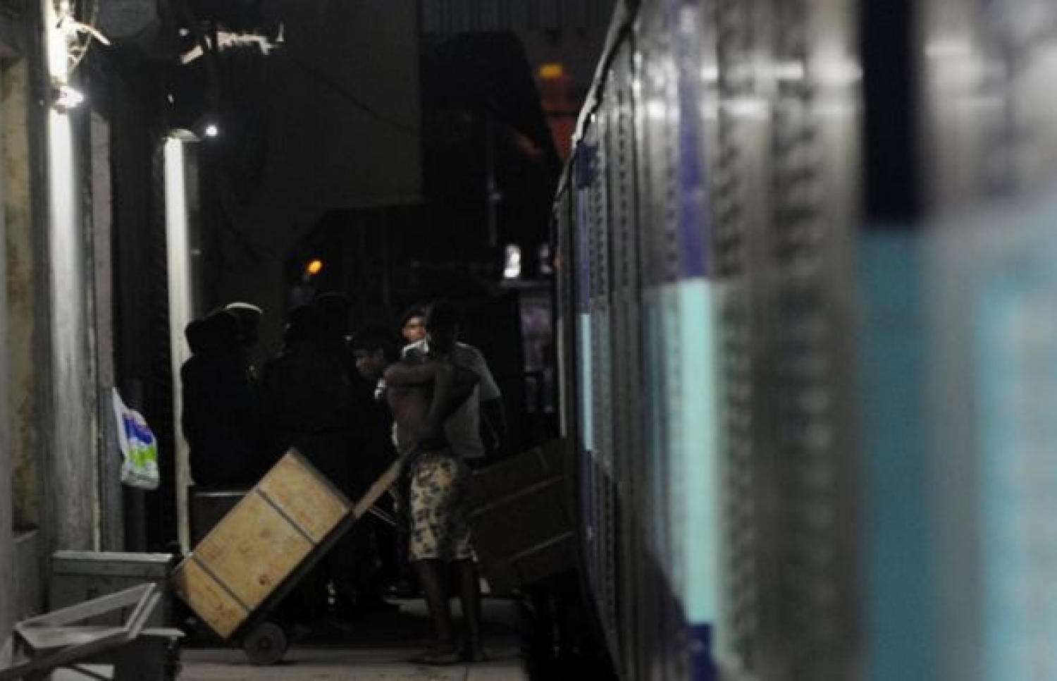 ވައްކަން ކުރި ރޭލުގައި ބާކީ ހުރި ފައިސާ ފޮށިތައް ވަނީ ޗެންނާއީ އަށް ބަލާފައި. --ފޮޓޯ:އޭއެފްޕީ