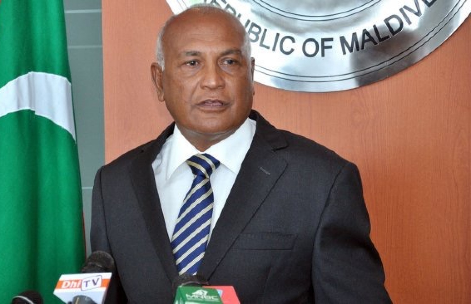 ހެލްތު މިނިސްޓަރު އަހުމަދު ނަސީމް ކުރިން ފޮރިން މިނިސްޓަރަކަށް ހުންނެވި އިރު ނޫސްވެރިންނާ ވާހަކަދައްކަވަނީ.