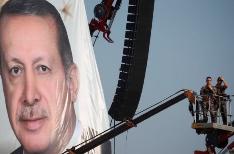 ތުރުކީގައި 82000 މުވައްޒަފުންނަށް ފިޔަވަޅު އަޅައިފި