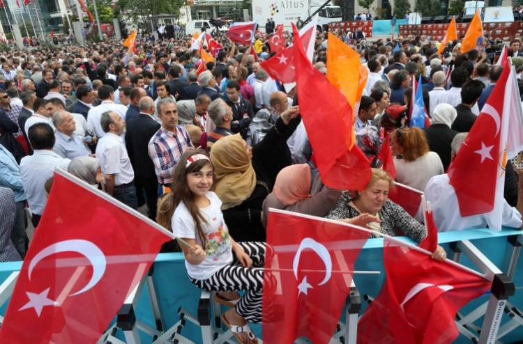 ތުރުކީގެ ތިން ކޯޓަށް ފުލުހުން ވަދެގެންފި