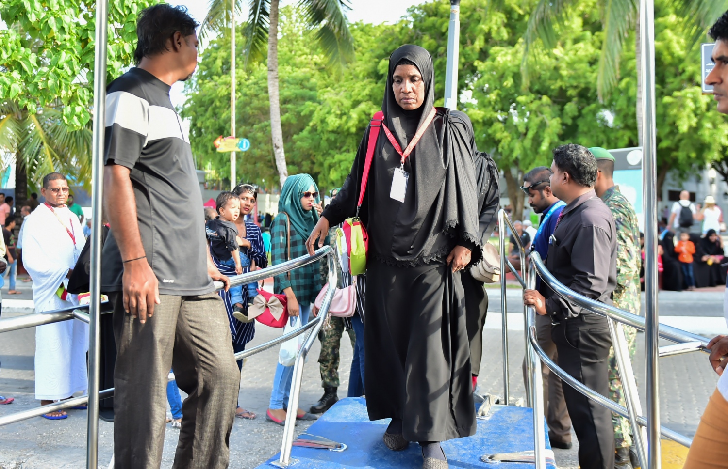 ހައްޖުގެ އަޅުކަން އަދާކުރަން ސައުދީއަށް ދާ ދިވެހިންގެ ފުރަތަމަ ގްރޫޕުގައި ހިމެނޭ މީހަކު މިދިޔަ ހޯމަދުވަހު މާލޭން އެއާޕޯޓަށް ދާން ފެރީ އަށް އަރަނީ. ހައްޖު ކޯޕަރޭޝަންގެ ހަވާލުގައި 222 މީހަކު ހޯމަދުވަހު ހައްޖަށް ފުރި -- ފޮޓޯ: މުހައްމަދު ޝަރުހާން/ މިހާރު