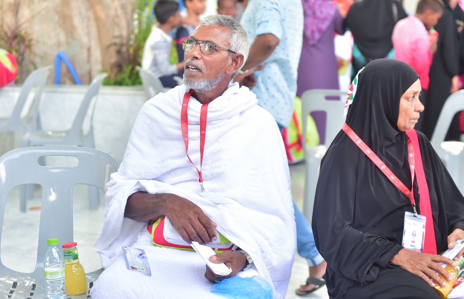 ހައްޖުގެ އަޅުކަން އަދާކުރަން ސައުދީ އަށް ދާ ދިވެހިންގެ ފުރަތަމަ ގްރޫޕުގައި ދާ ދެމަފިރިއަކު މާލޭން އެއާޕޯޓަށް ދާން ތައްޔާރުވެ، ޖުމްހޫރީ މައިދާނުގައި މިދިޔަ ހޯމަދުވަހު މަޑުކޮށްލައިގެން -- ފޮޓޯ: މުހައްމަދު ޝަރުހާން/ މިހާރު