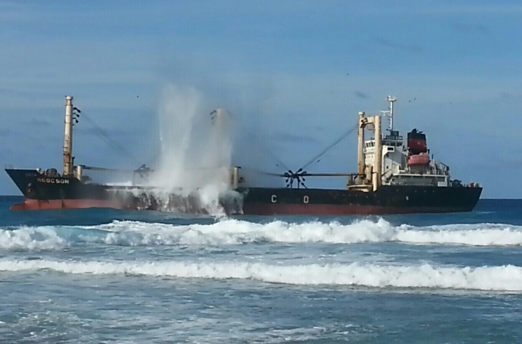 ބޯޓުގައި ހުރި 900 ޓަނުގެ ހިލަތައް ފަރަށް އުކާލައިފި