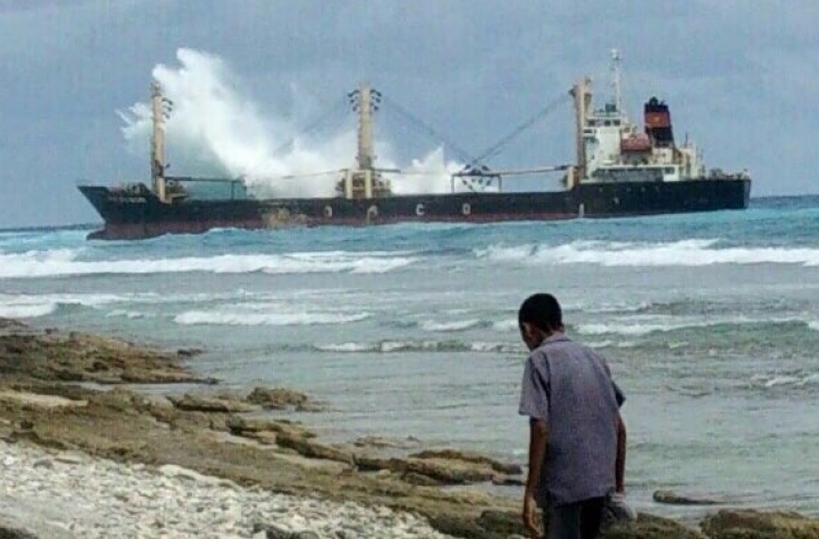 ފުވައްމުލަކު ފަރަށް އެރި ބޯޓުން ތެޔޮ ލީކުވަނީ