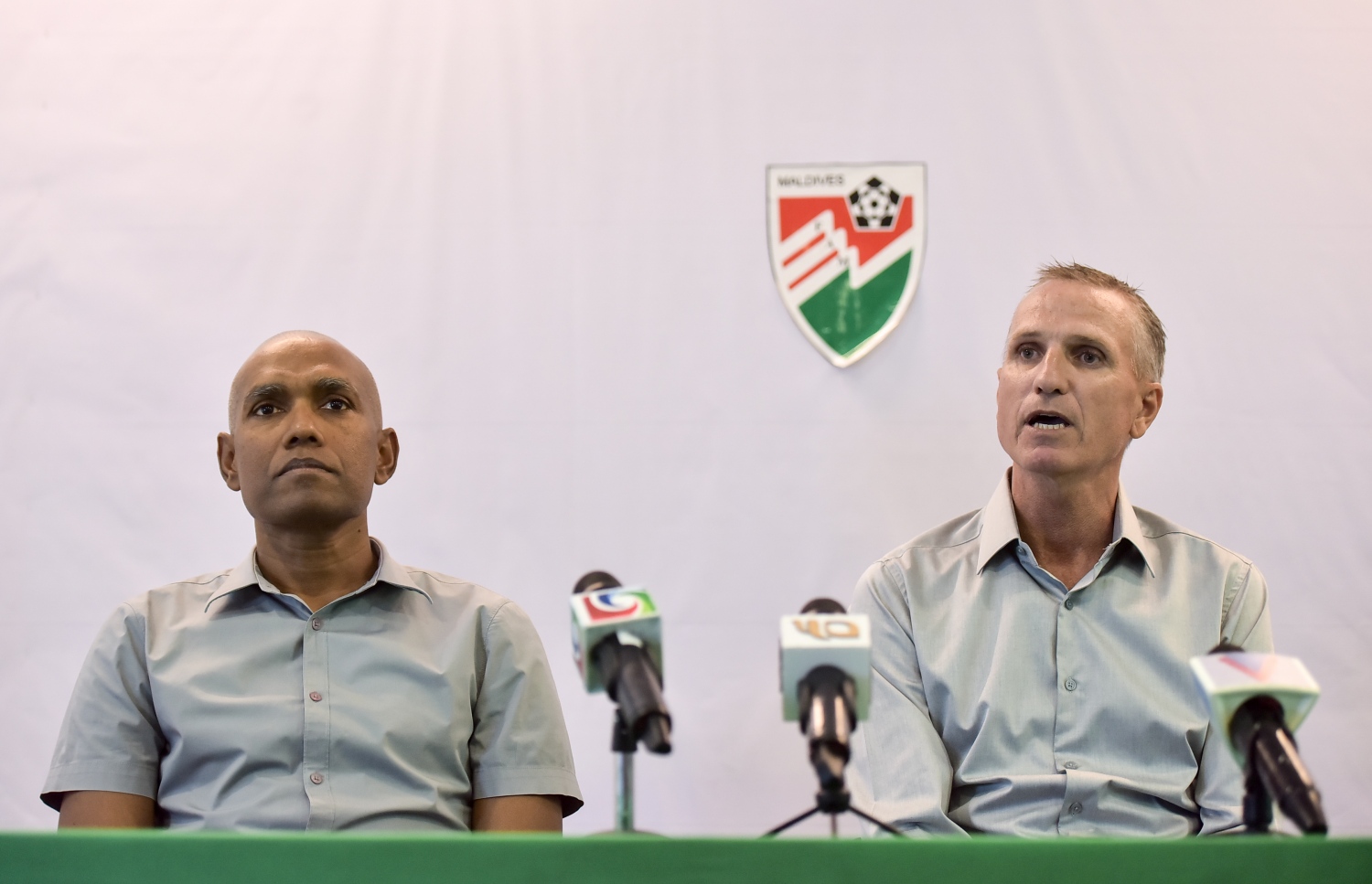 އެފްއޭއެމްގައި މިއަދު އޮތް ނޫސްވެރިންގެ ބައްދަލުވުމުގެ ތެރެއިން ގައުމީ ކޯޗު ސްޓެވާޓް (ކ) އާއި އެފްއޭއެމްގެ ސީނިއާ  ވައިސް ޕްރެޒިޑެންޓް މުހައްމަދު ކަލީމް ވާހަކަ ދައްކަނީ.-- ފޮޓޯ: ނިޝާން އަލީ/ މިހާރު