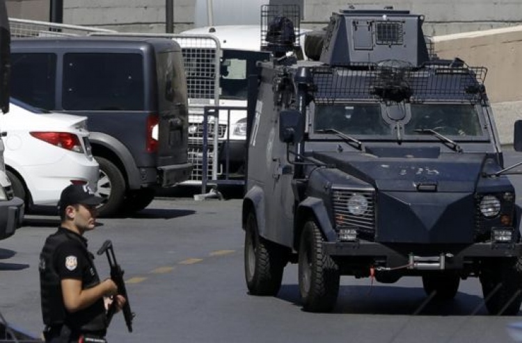 ތުރުކީ ފުލުހުން ކުންފުނިތައް ފާސްކުރަން ފަށައިފި