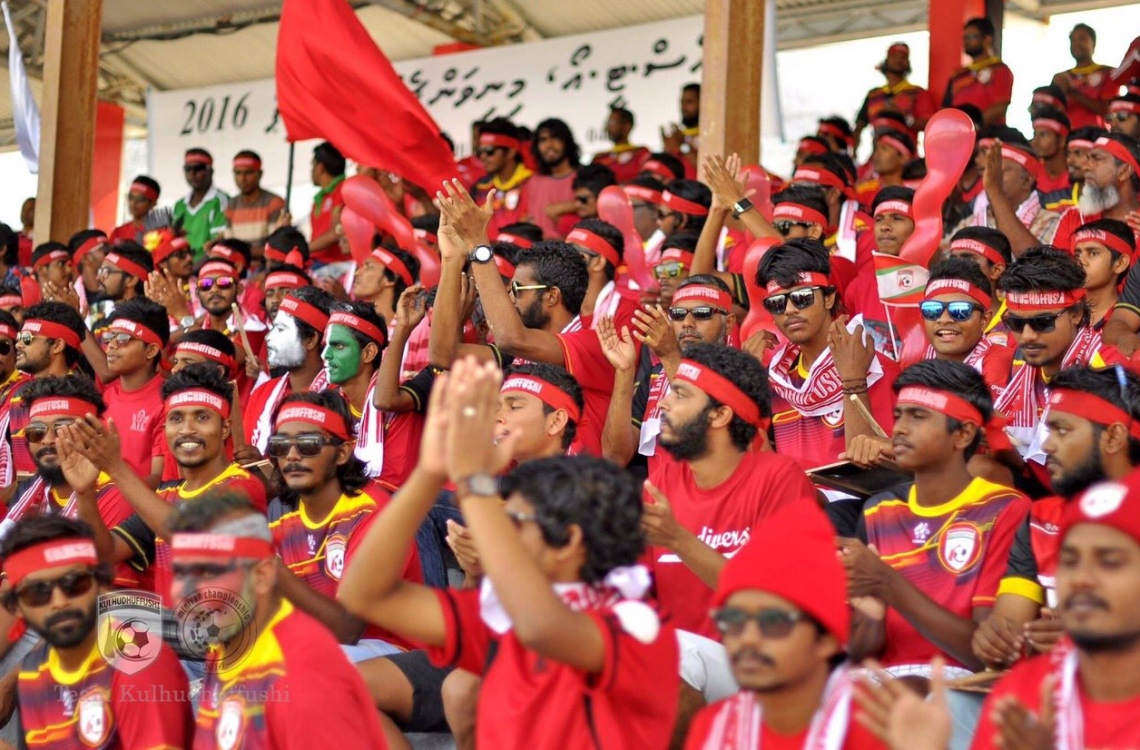 ހދ. ކުޅުދުއްފުށި: އޮގަސްޓް 16، 2016 - މިނިވަން ފުޓްބޯޅަ މުބާރާތުގެ ހދ. އަތޮޅު ފައިނަލުގައި ކުޅުދުއްފުށްޓާއި ހަނިމާދޫ ކުޅުނު މެޗުގައި ކުޅުދުއްފުށި ޓީމުގެ ސަޕޯޓަރުން ތަރުހީބު ދެނީ: މި މެޗު 9-0 އިން ކާމިޔާބުކުރީ ހަނިމާދޫ. --ފޮޓޯ: ޓީމް ކުޅުދުއްފުށި