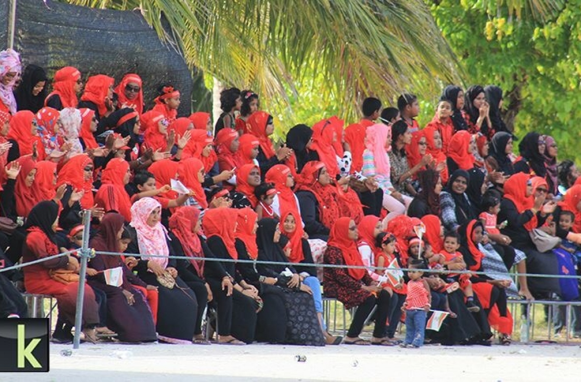 ހދ. ކުޅުދުއްފުށި: އޮގަސްޓް 16، 2016 - މިނިވަން ފުޓްބޯޅަ މުބާރާތުގެ ހދ. އަތޮޅު ފައިނަލުގައި ކުޅުދުއްފުށްޓާއި ހަނިމާދޫ ކުޅުނު މެޗުގައި ކުޅުދުއްފުށި ޓީމުގެ ސަޕޯޓަރުން ތަރުހީބު ދެނީ: މި މެޗު 9-0 އިން ކާމިޔާބުކުރީ ހަނިމާދޫ. --ފޮޓޯ: ކުޅުދުއްފުށި އޮންލައިން