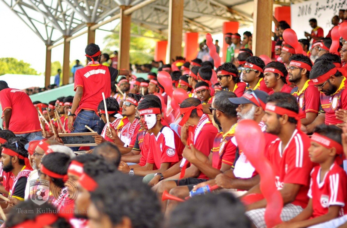 ހދ. ކުޅުދުއްފުށި: އޮގަސްޓް 16، 2016 - މިނިވަން ފުޓްބޯޅަ މުބާރާތުގެ ހދ. އަތޮޅު ފައިނަލުގައި ކުޅުދުއްފުށްޓާއި ހަނިމާދޫ ކުޅުނު މެޗުގައި ކުޅުދުއްފުށި ޓީމުގެ ސަޕޯޓަރުން ތަރުހީބު ދެނީ: މި މެޗު 9-0 އިން ކާމިޔާބުކުރީ ހަނިމާދޫ. --ފޮޓޯ: ޓީމް ކުޅުދުއްފުށި