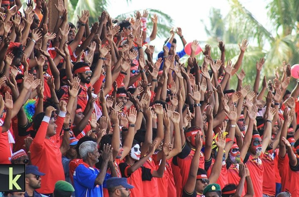 ހދ. ކުޅުދުއްފުށި: އޮގަސްޓް 16، 2016 - މިނިވަން ފުޓްބޯޅަ މުބާރާތުގެ ހދ. އަތޮޅު ފައިނަލުގައި ކުޅުދުއްފުށްޓާއި ހަނިމާދޫ ކުޅުނު މެޗުގައި ކުޅުދުއްފުށި ޓީމުގެ ސަޕޯޓަރުން ތަރުހީބު ދެނީ: މި މެޗު 9-0 އިން ކާމިޔާބުކުރީ ހަނިމާދޫ. --ފޮޓޯ: ކުޅުދުއްފުށި އޮންލައިން