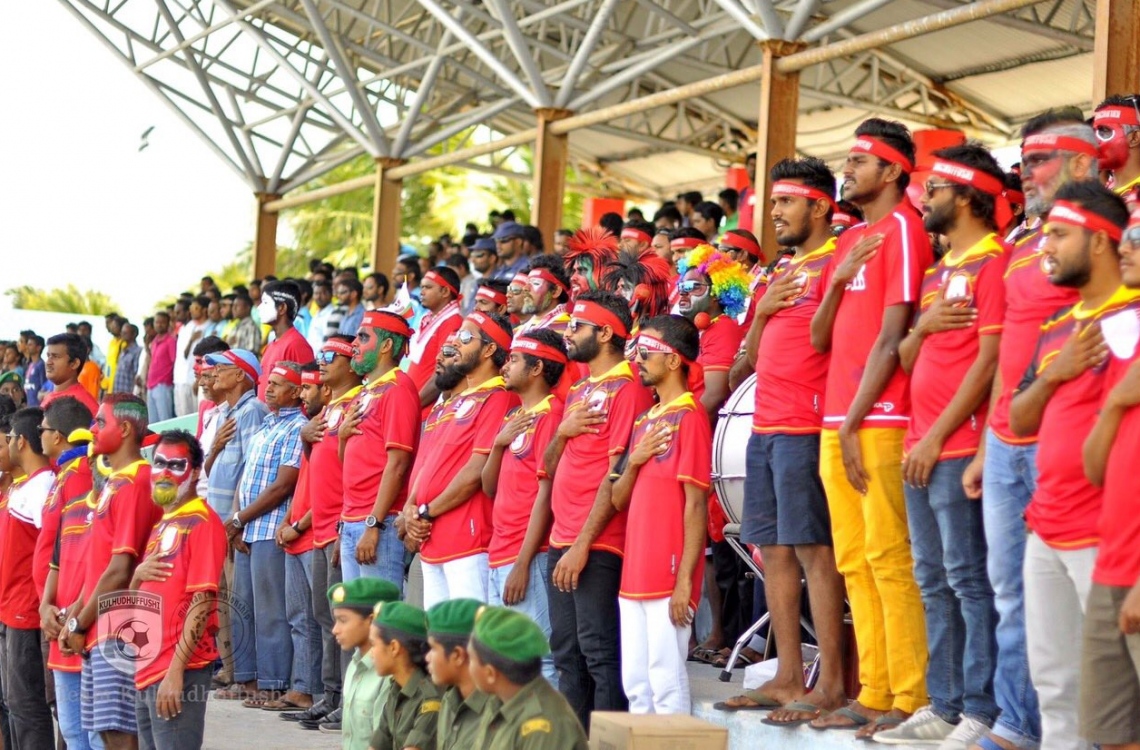 ހދ. ކުޅުދުއްފުށި: އޮގަސްޓް 16، 2016 - މިނިވަން ފުޓްބޯޅަ މުބާރާތުގެ ހދ. އަތޮޅު ފައިނަލުގައި ކުޅުދުއްފުށްޓާއި ހަނިމާދޫ ކުޅުނު މެޗުގައި ކުޅުދުއްފުށި ޓީމުގެ ސަޕޯޓަރުން ތަރުހީބު ދެނީ: މި މެޗު 9-0 އިން ކާމިޔާބުކުރީ ހަނިމާދޫ. --ފޮޓޯ: ޓީމް ކުޅުދުއްފުށި