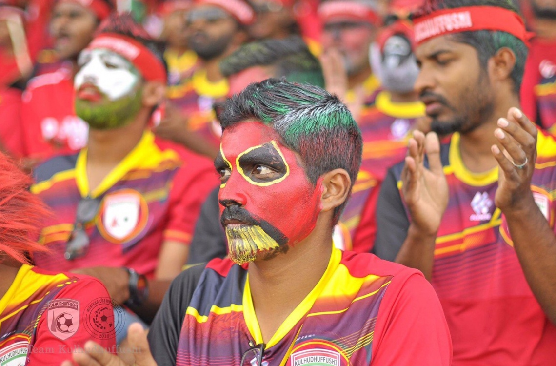 ހދ. ކުޅުދުއްފުށި: އޮގަސްޓް 16، 2016 - މިނިވަން ފުޓްބޯޅަ މުބާރާތުގެ ހދ. އަތޮޅު ފައިނަލުގައި ކުޅުދުއްފުށްޓާއި ހަނިމާދޫ ކުޅުނު މެޗުގައި ކުޅުދުއްފުށި ޓީމުގެ ސަޕޯޓަރުން ތަރުހީބު ދެނީ: މި މެޗު 9-0 އިން ކާމިޔާބުކުރީ ހަނިމާދޫ. --ފޮޓޯ: ޓީމް ކުޅުދުއްފުށި