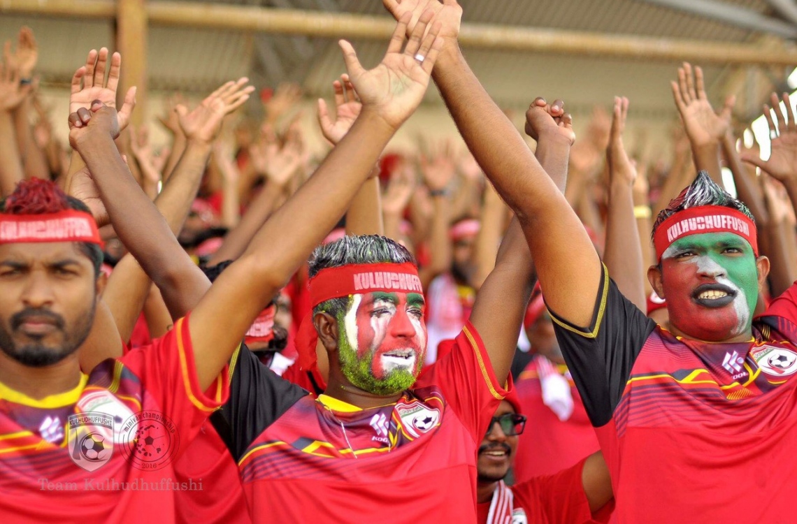 ހދ. ކުޅުދުއްފުށި: އޮގަސްޓް 16، 2016 - މިނިވަން ފުޓްބޯޅަ މުބާރާތުގެ ހދ. އަތޮޅު ފައިނަލުގައި ކުޅުދުއްފުށްޓާއި ހަނިމާދޫ ކުޅުނު މެޗުގައި ކުޅުދުއްފުށި ޓީމުގެ ސަޕޯޓަރުން ތަރުހީބު ދެނީ: މި މެޗު 9-0 އިން ކާމިޔާބުކުރީ ހަނިމާދޫ. --ފޮޓޯ: ޓީމް ކުޅުދުއްފުށި