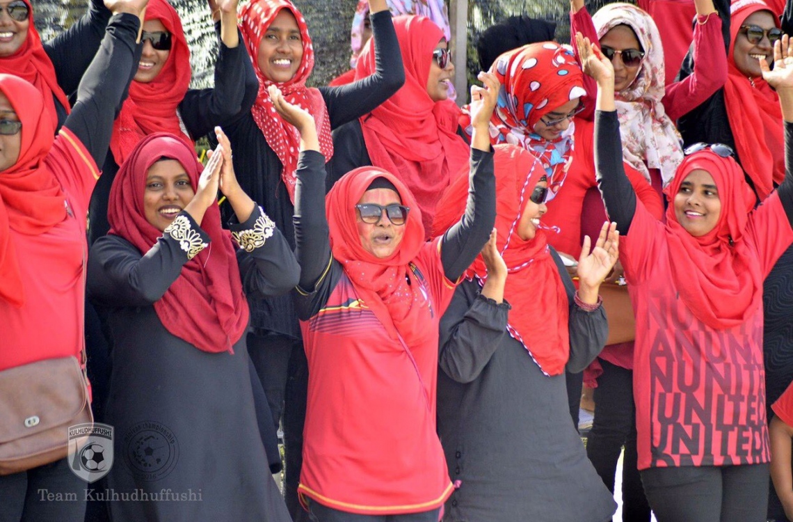 ހދ. ކުޅުދުއްފުށި: އޮގަސްޓް 16، 2016 - މިނިވަން ފުޓްބޯޅަ މުބާރާތުގެ ހދ. އަތޮޅު ފައިނަލުގައި ކުޅުދުއްފުށްޓާއި ހަނިމާދޫ ކުޅުނު މެޗުގައި ކުޅުދުއްފުށި ޓީމުގެ ސަޕޯޓަރުން ތަރުހީބު ދެނީ: މި މެޗު 9-0 އިން ކާމިޔާބުކުރީ ހަނިމާދޫ. --ފޮޓޯ: ޓީމް ކުޅުދުއްފުށި