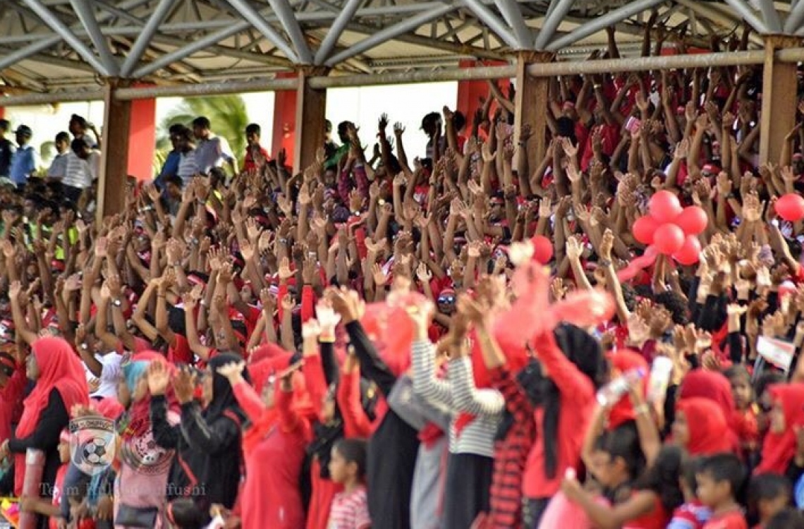 ހދ. ކުޅުދުއްފުށި: އޮގަސްޓް 16، 2016 - މިނިވަން ފުޓްބޯޅަ މުބާރާތުގެ ހދ. އަތޮޅު ފައިނަލުގައި ކުޅުދުއްފުށްޓާއި ހަނިމާދޫ ކުޅުނު މެޗުގައި ކުޅުދުއްފުށި ޓީމުގެ ސަޕޯޓަރުން ތަރުހީބު ދެނީ: މި މެޗު 9-0 އިން ކާމިޔާބުކުރީ ހަނިމާދޫ. --ފޮޓޯ: ޓީމް ކުޅުދުއްފުށި