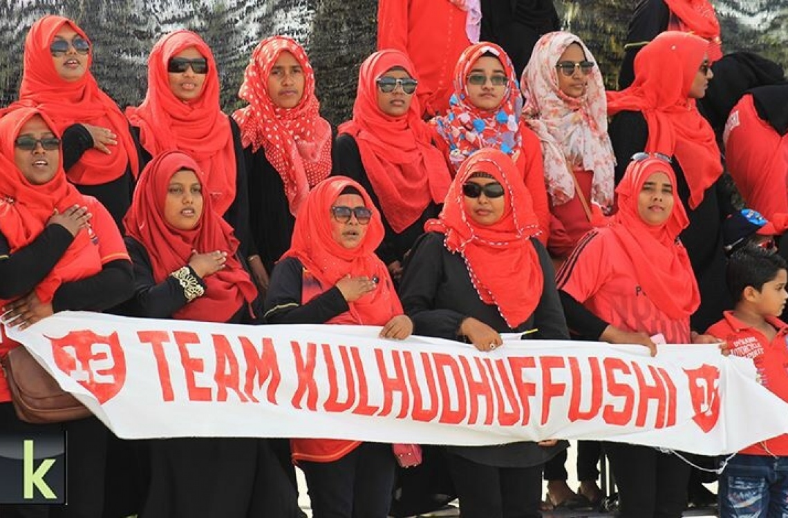 ހދ. ކުޅުދުއްފުށި: އޮގަސްޓް 16، 2016 - މިނިވަން ފުޓްބޯޅަ މުބާރާތުގެ ހދ. އަތޮޅު ފައިނަލުގައި ކުޅުދުއްފުށްޓާއި ހަނިމާދޫ ކުޅުނު މެޗުގައި ކުޅުދުއްފުށި ޓީމުގެ ސަޕޯޓަރުން ތަރުހީބު ދެނީ: މި މެޗު 9-0 އިން ކާމިޔާބުކުރީ ހަނިމާދޫ. --ފޮޓޯ: ކުޅުދުއްފުށި އޮންލައިން