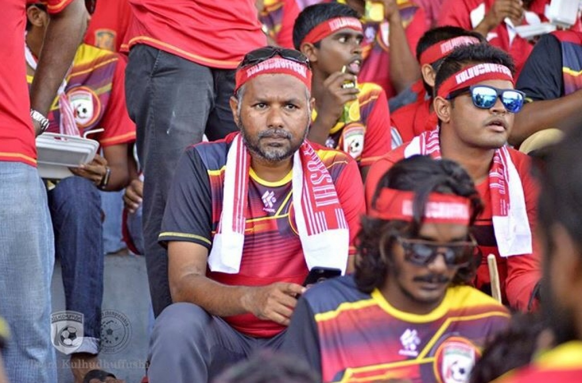 ހދ. ކުޅުދުއްފުށި: އޮގަސްޓް 16، 2016 - މިނިވަން ފުޓްބޯޅަ މުބާރާތުގެ ހދ. އަތޮޅު ފައިނަލުގައި ކުޅުދުއްފުށްޓާއި ހަނިމާދޫ ކުޅުނު މެޗުގައި ކުޅުދުއްފުށި ޓީމުގެ ސަޕޯޓަރުން ތަރުހީބު ދެނީ: މި މެޗު 9-0 އިން ކާމިޔާބުކުރީ ހަނިމާދޫ. --ފޮޓޯ: ޓީމް ކުޅުދުއްފުށި