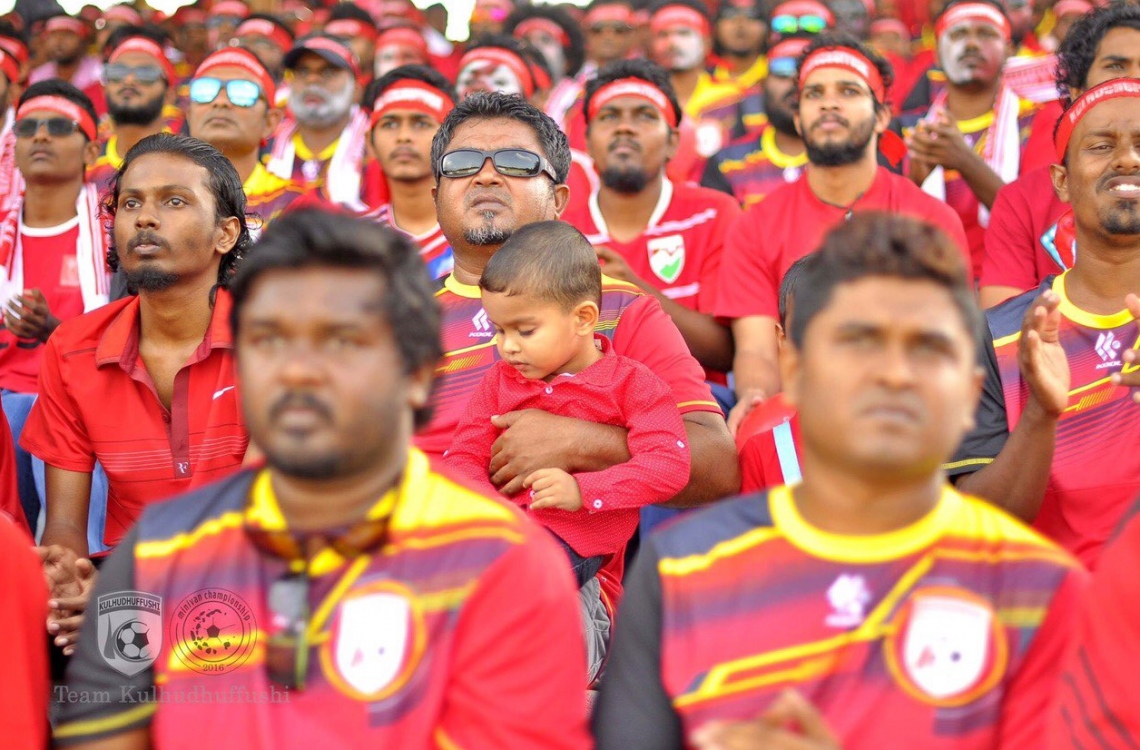 ހދ. ކުޅުދުއްފުށި: އޮގަސްޓް 16، 2016 - މިނިވަން ފުޓްބޯޅަ މުބާރާތުގެ ހދ. އަތޮޅު ފައިނަލުގައި ކުޅުދުއްފުށްޓާއި ހަނިމާދޫ ކުޅުނު މެޗުގައި ކުޅުދުއްފުށި ޓީމުގެ ސަޕޯޓަރުން ތަރުހީބު ދެނީ: މި މެޗު 9-0 އިން ކާމިޔާބުކުރީ ހަނިމާދޫ. --ފޮޓޯ: ޓީމް ކުޅުދުއްފުށި