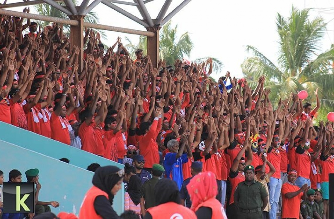 ހދ. ކުޅުދުއްފުށި: އޮގަސްޓް 16، 2016 - މިނިވަން ފުޓްބޯޅަ މުބާރާތުގެ ހދ. އަތޮޅު ފައިނަލުގައި ކުޅުދުއްފުށްޓާއި ހަނިމާދޫ ކުޅުނު މެޗުގައި ކުޅުދުއްފުށި ޓީމުގެ ސަޕޯޓަރުން ތަރުހީބު ދެނީ: މި މެޗު 9-0 އިން ކާމިޔާބުކުރީ ހަނިމާދޫ. --ފޮޓޯ: ކުޅުދުއްފުށި އޮންލައިން