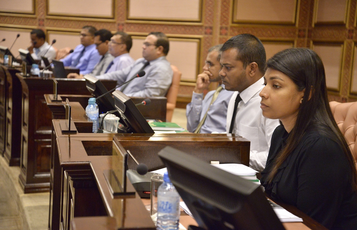 ރައްޔިތުންގެ މަޖިލީހުގެ ޖަލްސާއެއްގައި މެމްބަރުން ބައިވެރިވެވަޑައިގަންނަވަނީ. ކައުންސިލަރުންގެ އަދަދު މަދު ކުރަން މަޖިލީހަށް ހުށަހެޅި އިސްލާހު ވަނީ ފާސްކޮށްފައި. - ފޮޓޯ: މަޖިލިސް