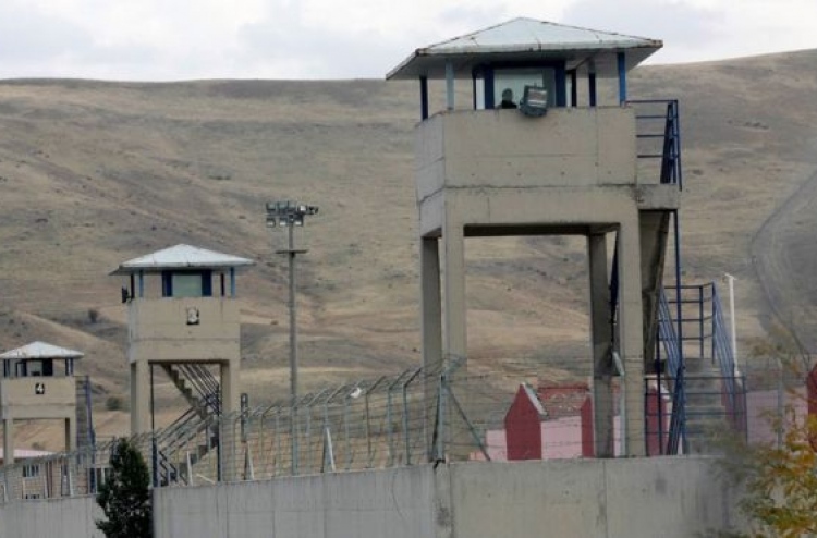 ބަޣާވާތުގެ ކުރިން ބަންދުކުރި މީހުން މިނިވަން ކުރަނީ