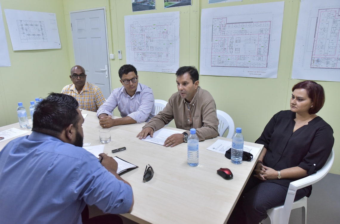 ހުޅުމާލެ: އޮގަސްޓް 18، 2016: ހުޅުމާލޭގައި ޓްރީ ޓޮޕް އިސްވެސްޓްމެންޓުން ހަދަމުންދާ 159 އެނދުގެ ހޮސްޕިޓަލްގެ މަސައްކަތް ކުރިއަށްދާގޮތް އެތަނުގެ އިސް ވެރިން، ނޫސްވެރިންނާ ހިއްސާކުރަނީ.-- ފޮޓޯ: ނިޝާން އަލީ