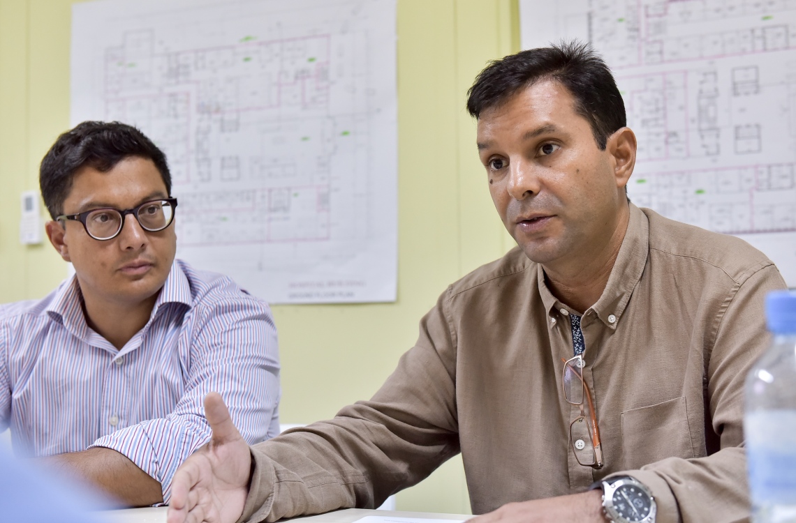 ހުޅުމާލެ: އޮގަސްޓް 18، 2016: ހުޅުމާލޭގައި ޓްރީ ޓޮޕް އިސްވެސްޓްމެންޓުން ހަދަމުންދާ 159 އެނދުގެ ހޮސްޕިޓަލްގެ މަސައްކަތް ކުރިއަށްދާގޮތް އެ ކުންފުނީގެ ސީއީއޯ ނޫސްވެރިންނާ ހިއްސާކުރަނީ.-- ފޮޓޯ: ނިޝާން އަލީ