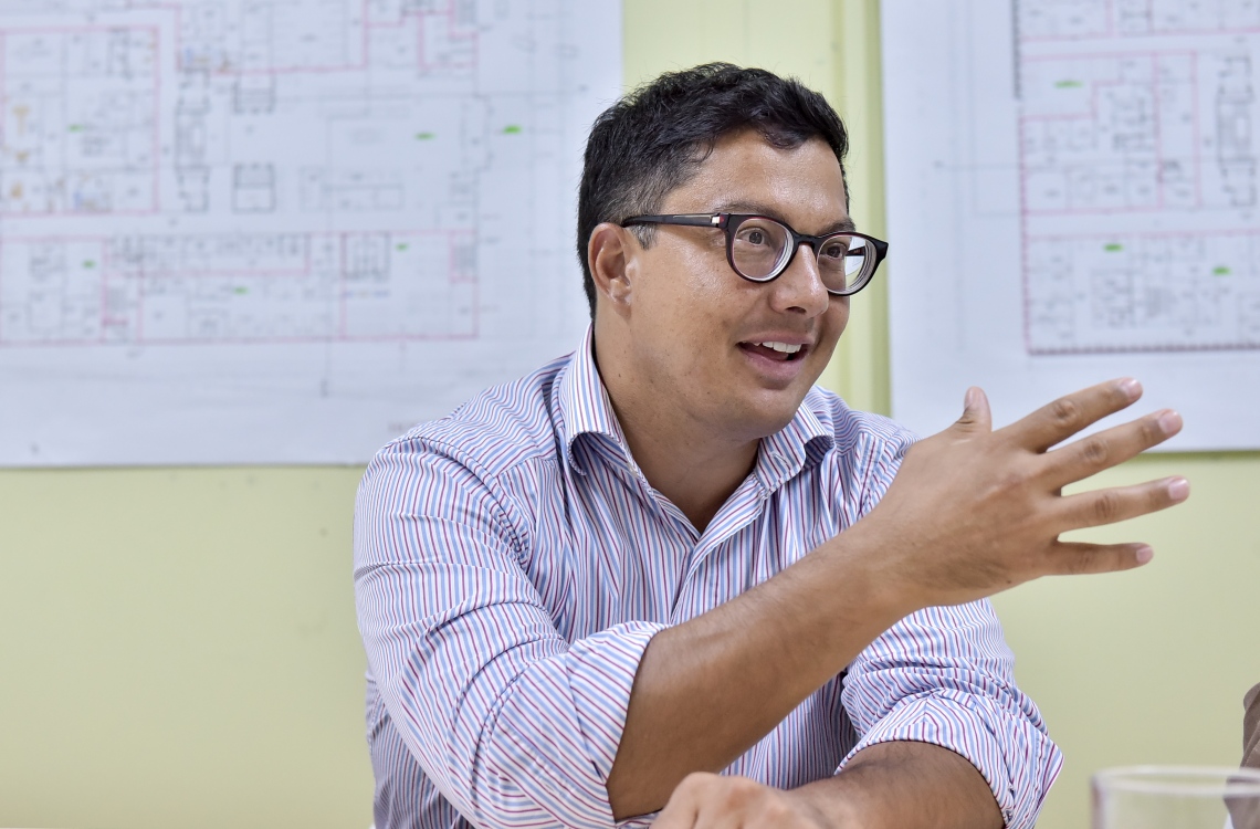 ހުޅުމާލެ: އޮގަސްޓް 18، 2016: ހުޅުމާލޭގައި ޓްރީ ޓޮޕް އިސްވެސްޓްމެންޓުން ހަދަމުންދާ 159 އެނދުގެ ހޮސްޕިޓަލްގެ މަސައްކަތް ކުރިއަށްދާގޮތް އެ ކުންފުނީގެ ޑިރެކްޓަރު އާދަމް ސަލީމް، ނޫސްވެރިންނާ ހިއްސާކުރަނީ.-- ފޮޓޯ: ނިޝާން އަލީ