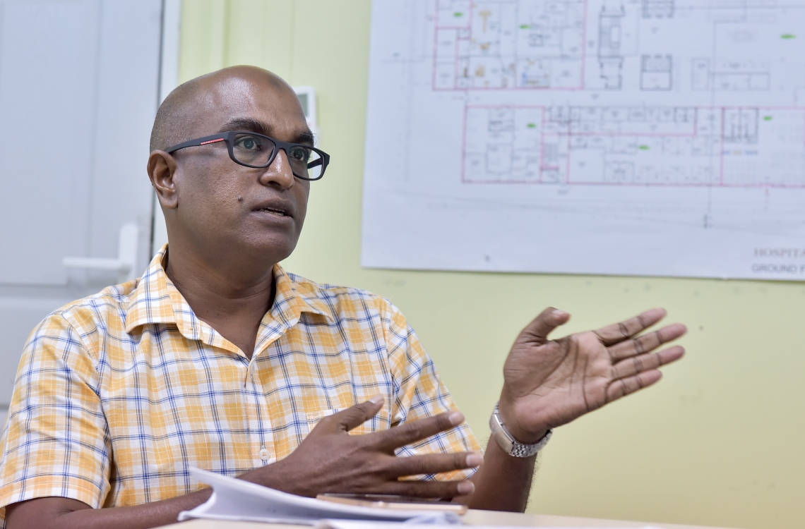 ހުޅުމާލެ: އޮގަސްޓް 18، 2016: ހުޅުމާލޭގައި ޓްރީ ޓޮޕް އިސްވެސްޓްމެންޓުން ހަދަމުންދާ 159 އެނދުގެ ހޮސްޕިޓަލްގެ މަސައްކަތް ކުރިއަށްދާގޮތް އެތަނުގެ ސީނިއާ ޕްރޮޖެކްޓް މެނޭޖަރު މަހުޖޫބު ސުޖާއު ނޫސްވެރިންނަށް ހިއްސާކުރަނީ.-- ފޮޓޯ: ނިޝާން އަލީ