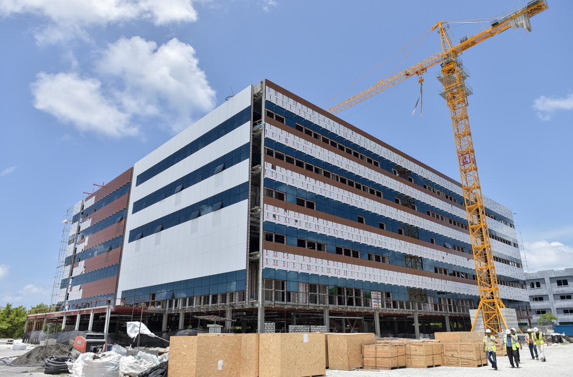 ހުޅުމާލެ: އޮގަސްޓް 18، 2016: ހުޅުމާލޭގައި ޓްރީ ޓޮޕް އިސްވެސްޓްމެންޓުން ހަދަމުންދާ 159 އެނދުގެ ހޮސްޕިޓަލްގެ މަސައްކަތް ކުރިއަށްދާގޮތް ނޫސްވެރިންނަށް ދައްކާލަނީ.-- ފޮޓޯ: ނިޝާން އަލީ