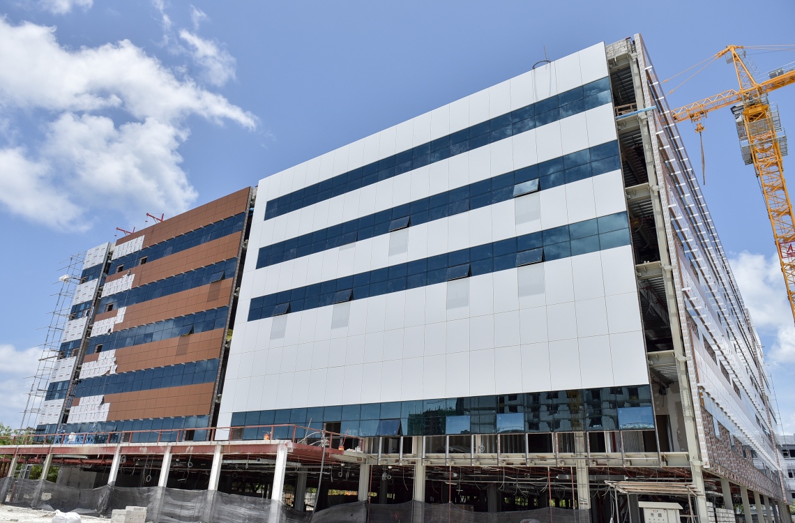 ހުޅުމާލެ: އޮގަސްޓް 18، 2016: ހުޅުމާލޭގައި ޓްރީ ޓޮޕް އިސްވެސްޓްމެންޓުން ހަދަމުންދާ 159 އެނދުގެ ހޮސްޕިޓަލްގެ މަސައްކަތް ކުރިއަށްދާގޮތް ނޫސްވެރިންނަށް ދައްކާލަނީ.-- ފޮޓޯ: ނިޝާން އަލީ