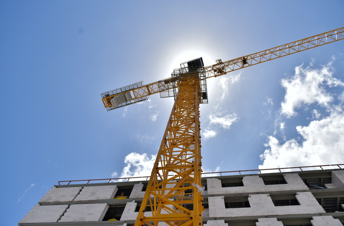 ހުޅުމާލެ: އޮގަސްޓް 18، 2016: ހުޅުމާލޭގައި ޓްރީ ޓޮޕް އިސްވެސްޓްމެންޓުން ހަދަމުންދާ 159 އެނދުގެ ހޮސްޕިޓަލްގެ މަސައްކަތް ކުރިއަށްދާގޮތް ނޫސްވެރިންނަށް ދައްކާލަނީ.-- ފޮޓޯ: ނިޝާން އަލީ